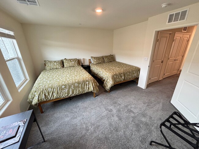 Building Photo - Gorgeous 3Bed/2.5Bath/2Car Townhome located in Southwest Las Vegas- Make the Move for Less: $300 ...