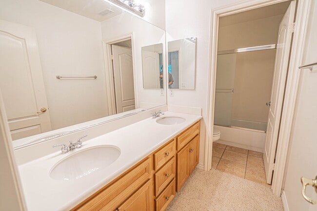 Building Photo - Bella Ventana 3 Bedroom Rental Home in Valencia!