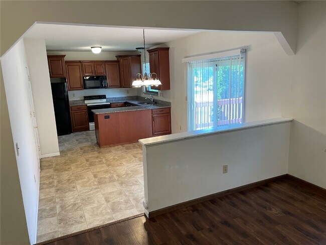 Building Photo - 14 Twin Oaks Dr