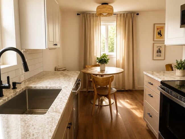 Building Photo - Fully Furnished 3BR | Renovated | All Utilities Included | Ideal for 30+ Day Stays