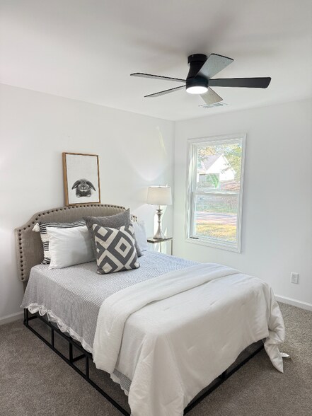 Building Photo - 3925 Pineshore Cir