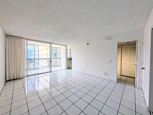 Building Photo - Large studio in the heart of Waikiki with assigned parking
