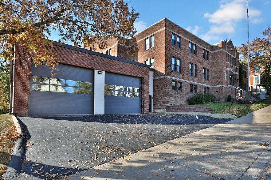 Building Photo - 107 Chestnut St E
