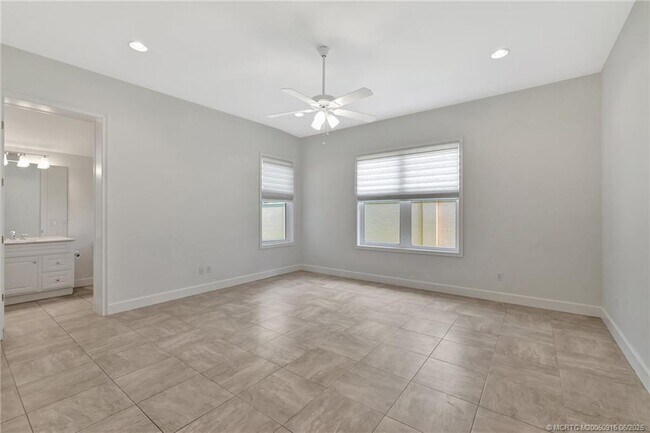 Building Photo - 311 SE Cardinal Way
