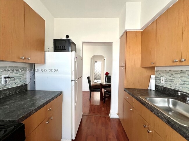 Building Photo - 450 77th St