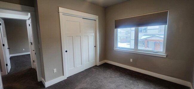 Building Photo - 2633 Park Creek Ave