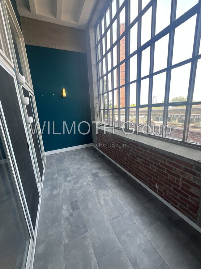 Building Photo - 611 N Park Ave