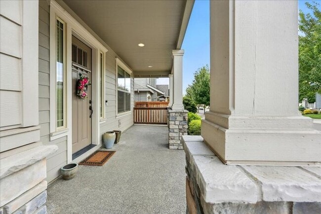Building Photo - Elegant 3-Bedroom Fully Furnished Home wit...