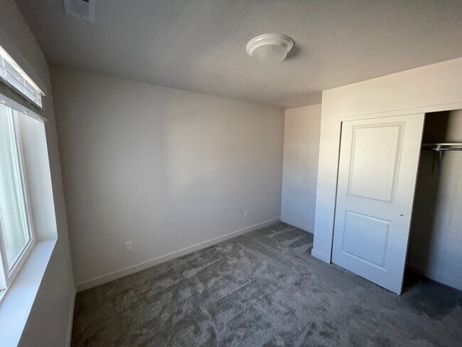 Building Photo - HUGE Townhome For Rent in Saratoga Springs!!