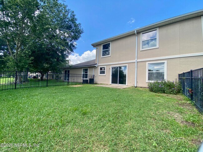 Building Photo - 1530 Vineland Cir