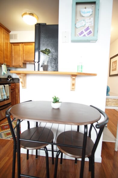 Building Photo - 636 W Webster Ave