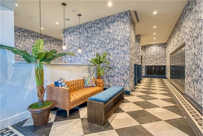 Building Photo - 702 E 11th St