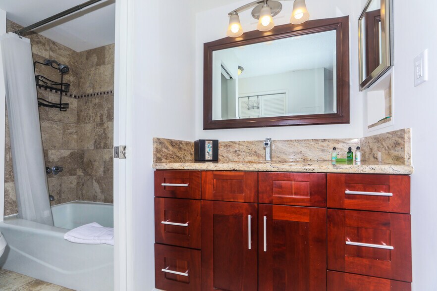 Building Photo - 1910 Ala Moana Blvd