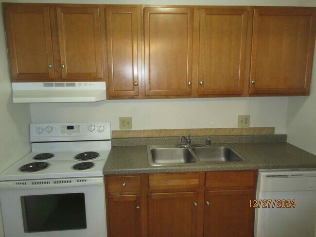 Building Photo - Available May 2026 Germantown -Two Bedroom lower includes off street parking