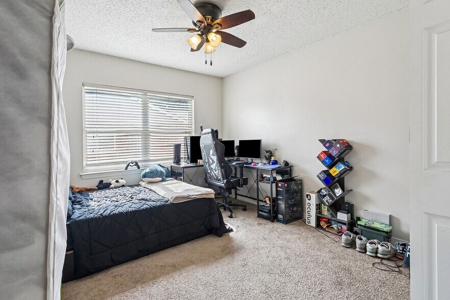Building Photo - 3001 Meadow Lake Dr E