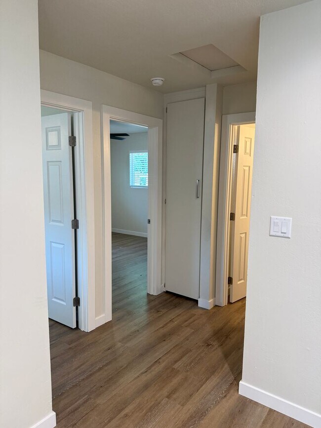 Building Photo - Large Brand New Remodeled 1 Bedroom unit with Washer Dryer Hookups - MUST SEE!!!