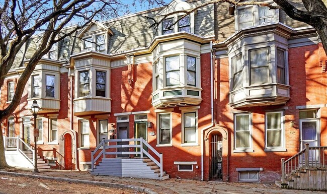 Building Photo - Beautiful 4 Bedroom, 1 Bath Home with Off-Street Parking!!