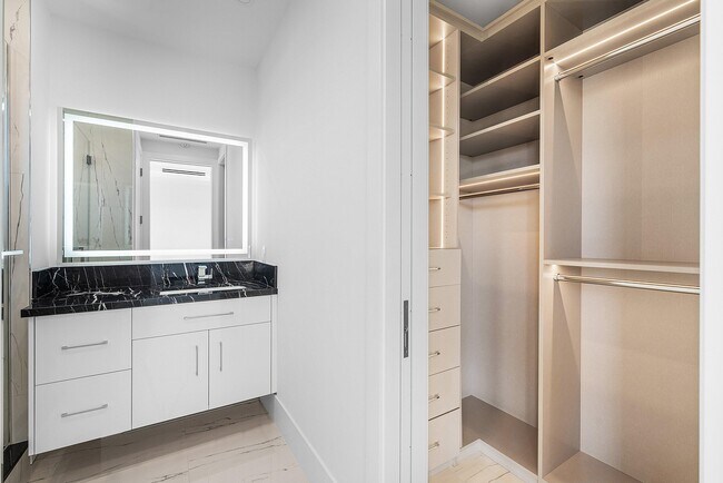 Building Photo - 2650 NE 48th Ct