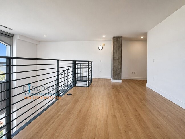 Building Photo - Modern Live/Work Loft At Market Square In Old Oakland