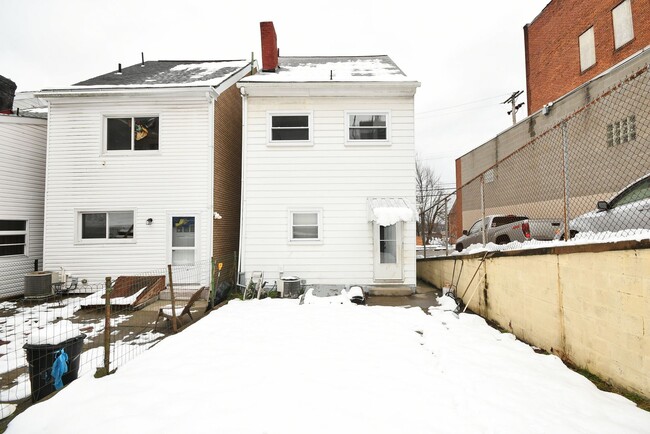 Building Photo - South Side 3BR - Simple, Solid, Ready