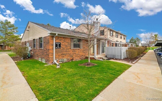 Building Photo - 1921 Vine Way Dr
