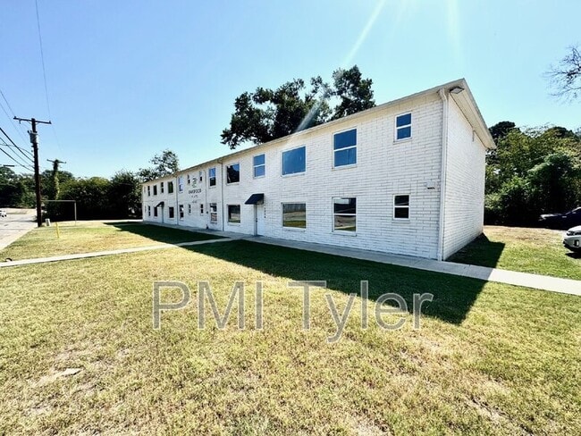 Building Photo - 1806 W Oakwood St