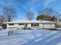Building Photo - Three Bedroom Home in Battle Creek