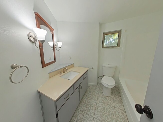Building Photo - Peaceful and Private 3 Bedroom Home on 5 A...