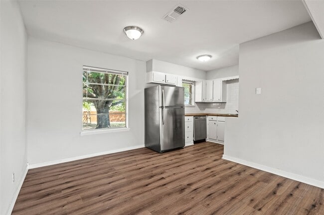 Building Photo - 810 S Western Hls Dr