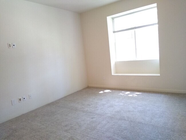 Building Photo - Beautiful and Spacious 3 Bedroom 2 Bath To...