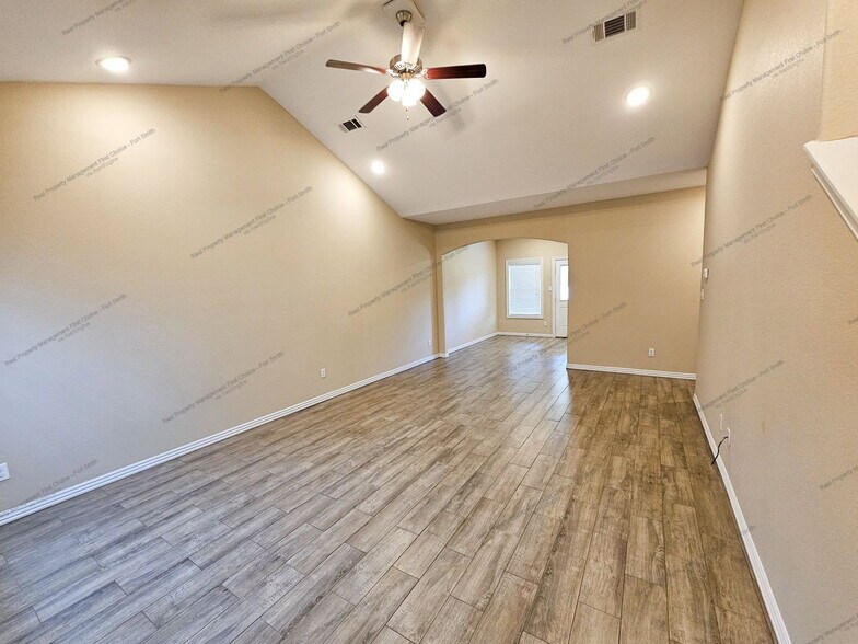 Building Photo - 9907 Landry Dr