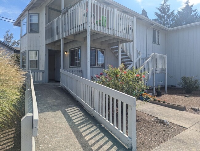 Building Photo - Great first floor 2bed/1 bath apartment