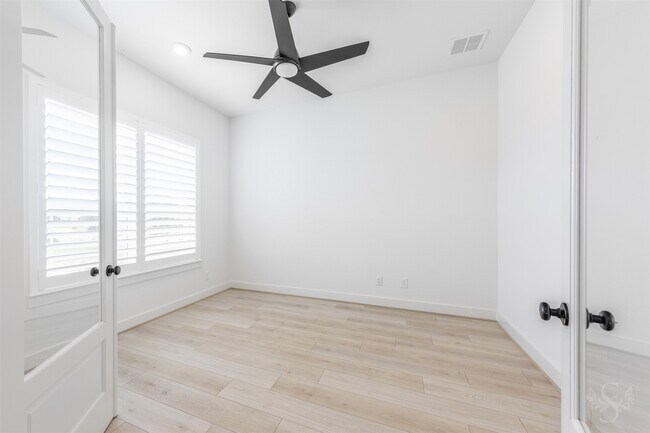 Building Photo - 7526 Sunny Oak Ln
