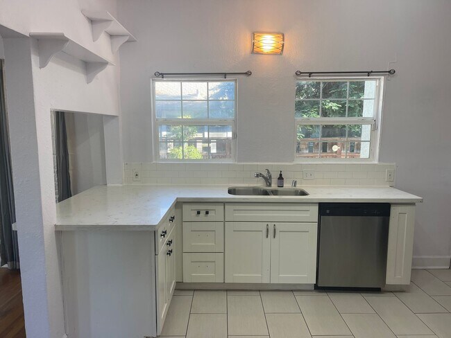 Building Photo - Cozy 2 bedroom bungalow home near UOP