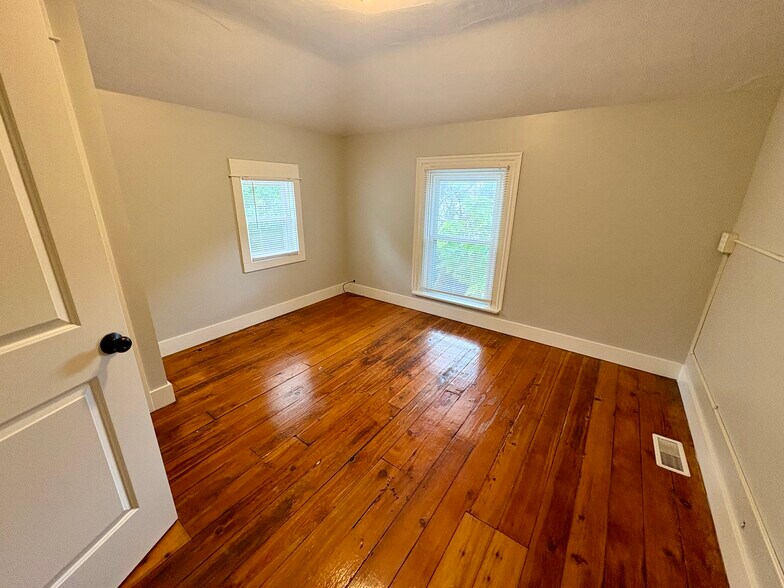 Building Photo - 704 Coit Ave NE