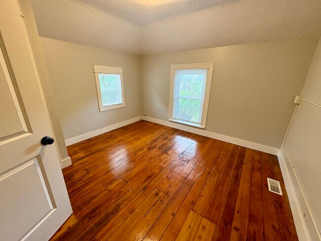 Building Photo - 704 Coit Ave NE