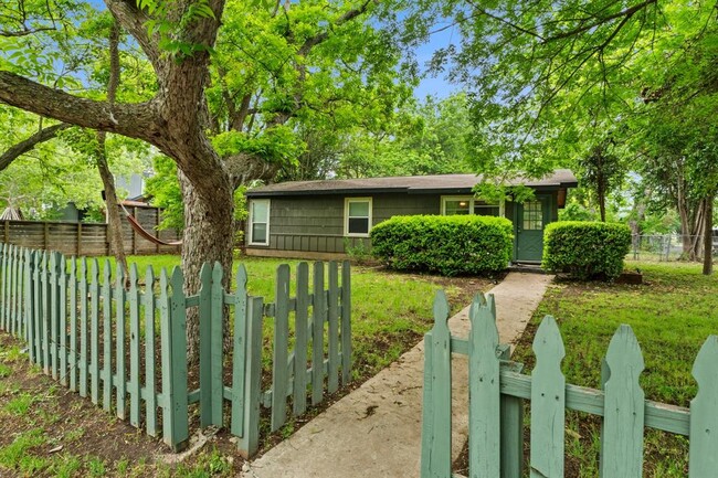 Primary Photo - 3000 Fontana Dr