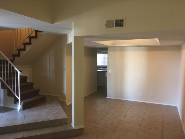 Building Photo - **EXCELLENT 3br/2.5ba/2carport TOWNHOUSE (GUADALUPE & GILBERT)**
