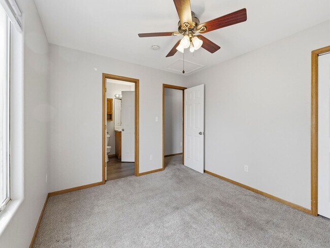 Building Photo - Spacious Townhome with Functional Layout