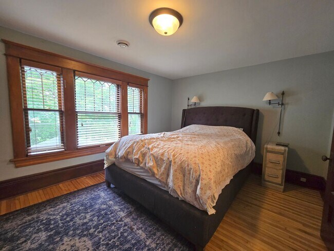 Building Photo - SINGLE FAMILY HOME! Great Location! Laundry, Wood Floors and Parking!