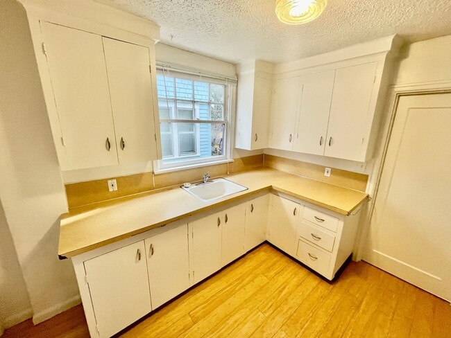 Building Photo - R0445