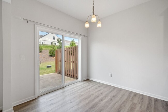 Building Photo - Lovely 3 BR, 2.5 BA Townhome, Centrally lo...