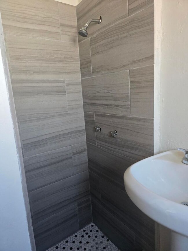 Building Photo - 2309 S 4th Ave