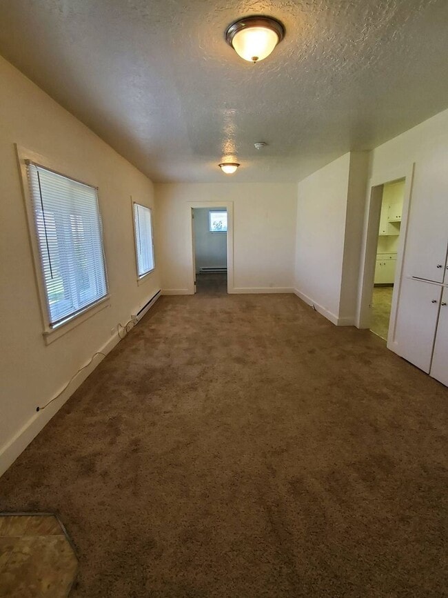 Building Photo - 3 Bedroom Home