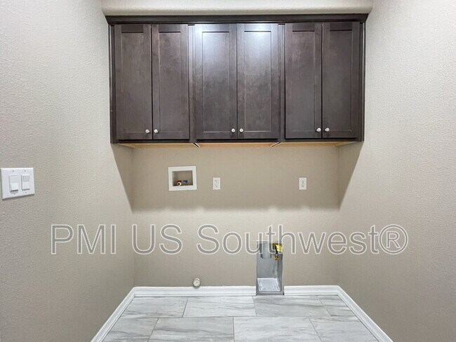 Building Photo - 2265 E Robby