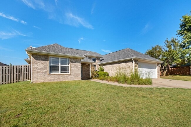 Building Photo - Beautiful Spacious Home w/ Community Clubhouse and Pool!