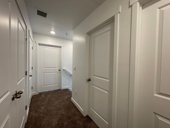 Building Photo - 3-Bedroom Townhome in Santaquin!