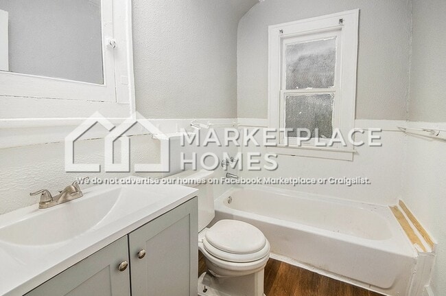 Building Photo - 15457 Cloverlawn Ave