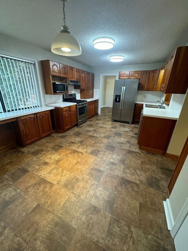 Building Photo - Enjoy Lakefront Luxury Year Round! $250 Off First Full Month's Rent!