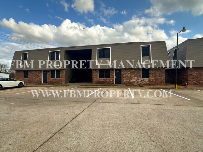 Building Photo - Willow Court Apartments, Unit 204 - 2 Bedroom, 1 Bathroom Apartment Home in Mexia, TX!